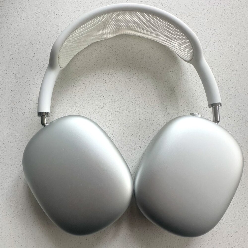 Apple Airpods Max -- Silver w/NEW ear pads  🎧
